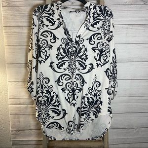 Woman’s XL black & white chandelier pattern top